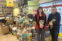 Tierpflegerin Lynn Kitzinger (re.) und Patricia Krystek vom Futterhaus freuen sich über die große Spendenbereitschaft der Kundinnen und Kunden.