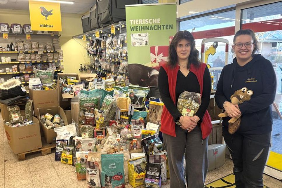 Tierpflegerin Lynn Kitzinger (re.) und Patricia Krystek vom Futterhaus freuen sich über die große Spendenbereitschaft der Kundinnen und Kunden.