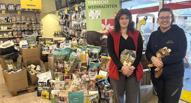 Tierpflegerin Lynn Kitzinger (re.) und Patricia Krystek vom Futterhaus freuen sich über die große Spendenbereitschaft der Kundinnen und Kunden.