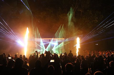 Zahlreiche Besucher verfolgten die Lasershow im Kurpark und ließen sich von den farbenfrohen Lichteffekten begeistern.
