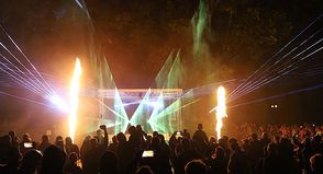 Zahlreiche Besucher verfolgten die Lasershow im Kurpark und ließen sich von den farbenfrohen Lichteffekten begeistern.