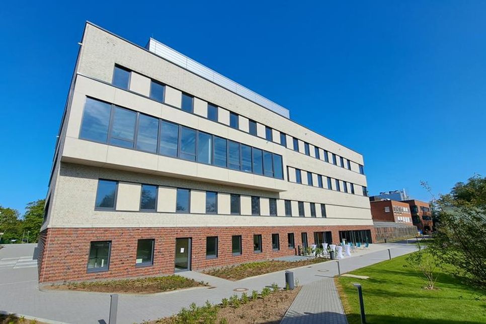 Der immerhin vierstöckige Neubau fügt sich gut in die Umgebung ein und wird den Ansprüchen der Spitzenforschung gerecht.