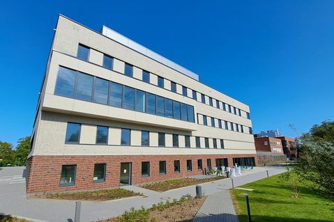 Der immerhin vierstöckige Neubau fügt sich gut in die Umgebung ein und wird den Ansprüchen der Spitzenforschung gerecht.
