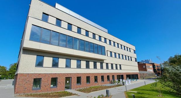 Der immerhin vierstöckige Neubau fügt sich gut in die Umgebung ein und wird den Ansprüchen der Spitzenforschung gerecht.