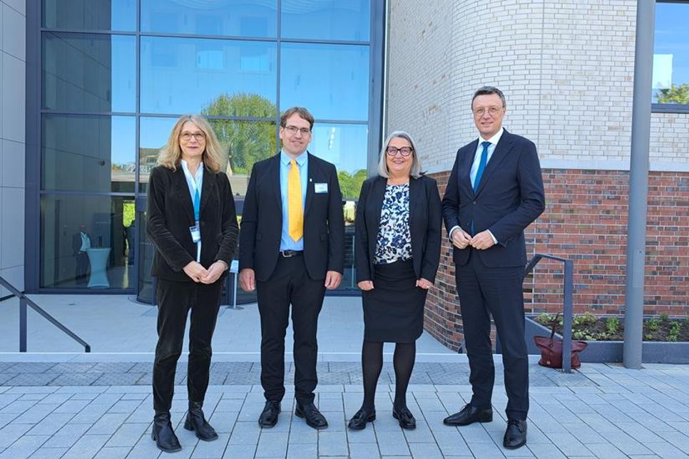 Feierten den Meilenstein für die Plöner Forschungseinrichtung (v.l.): Dr. Simone Schwanitz, Generalsekretärin der Max-Planck-Gesellschaft, Professor Dr. Arne Traulsen, Geschäftsführender Direktor des Plöner Instituts, Wissenschaftsministerin Dr. Dorit Stenke und der Präsident der Max-Planck-Gesellschaft, Professor Dr. Patrick Cramer.