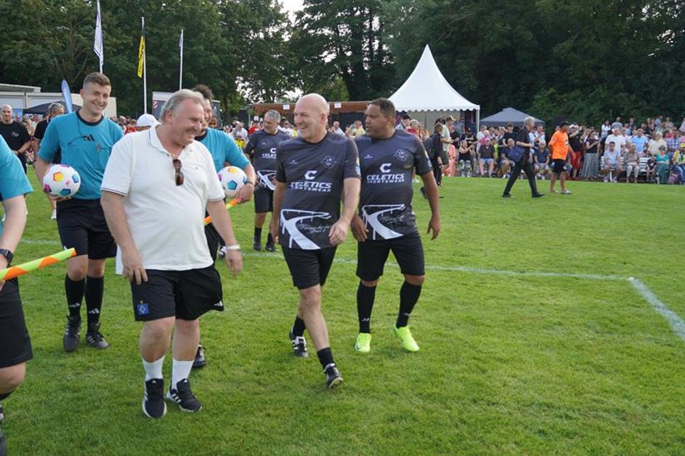 Für die All-Stars spielten unter anderem Ailton (re.) und Stefan Schnoor (Mitte).