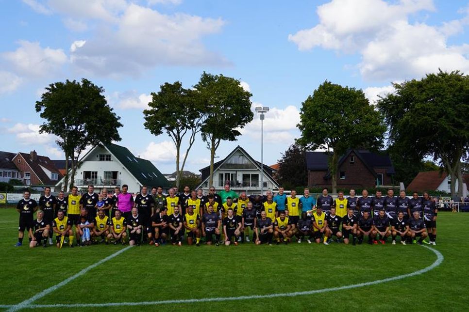 Spielten für den guten Zweck: Gastro-Kicker, die BVB-Traditionsmannschaft und ein Bundesliga All-Star-Team.