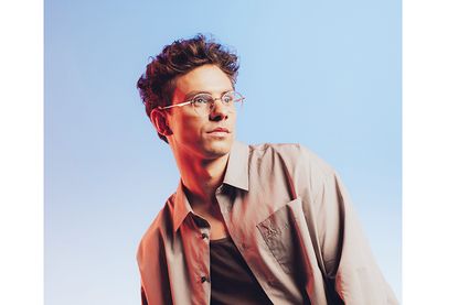 Der Sänger und Songwriter Kamrad gibt am 12. September 2026 ein Konzert bei „Stars am Strand” in Timmendorfer Strand.