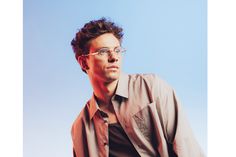 Der Sänger und Songwriter Kamrad gibt am 12. September 2026 ein Konzert bei „Stars am Strand” in Timmendorfer Strand.