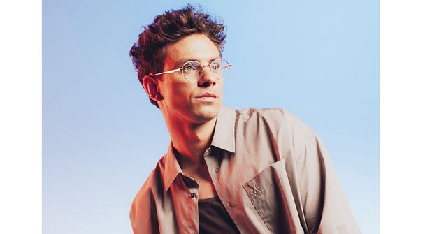 Der Sänger und Songwriter Kamrad gibt am 12. September 2026 ein Konzert bei „Stars am Strand” in Timmendorfer Strand.