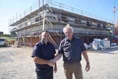 Auf gute Zusammenarbeit: Sierksdorf Bürgermeister Carsten Bruhn (re.) mit Ortswehrführer Marcel Schüler.