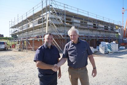 Auf gute Zusammenarbeit: Sierksdorf Bürgermeister Carsten Bruhn (re.) mit Ortswehrführer Marcel Schüler.