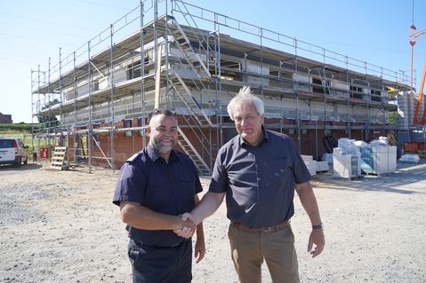 Auf gute Zusammenarbeit: Sierksdorf Bürgermeister Carsten Bruhn (re.) mit Ortswehrführer Marcel Schüler.