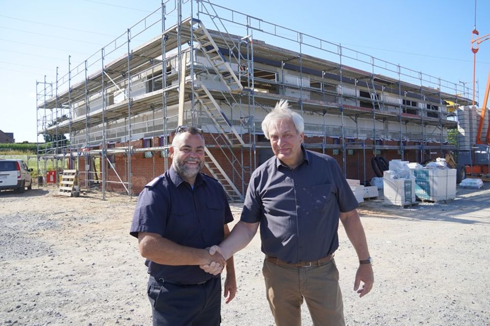 Auf gute Zusammenarbeit: Sierksdorf Bürgermeister Carsten Bruhn (re.) mit Ortswehrführer Marcel Schüler.