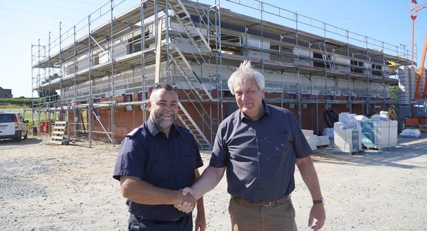 Auf gute Zusammenarbeit: Sierksdorf Bürgermeister Carsten Bruhn (re.) mit Ortswehrführer Marcel Schüler.