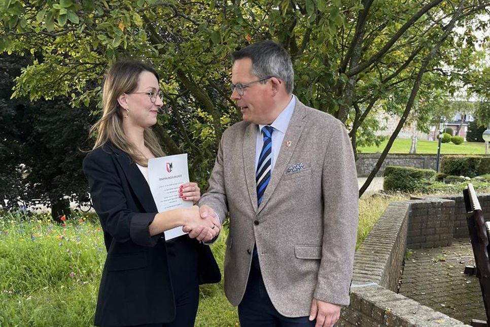 Bürgermeister Sebastian Rieke gratuliert Marika Blank.