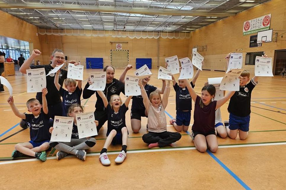 Großer Jubel der Athleten mit ihren Trainern Jens Seemann, Björn Burkhardt und Frida Seemann.