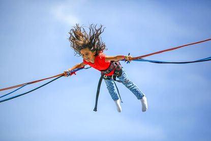 Ein 4er-Bungee-Trampolin lädt vier Wagemutige gleichzeitig dazu ein, bis zu acht Meter hochzuspringen.