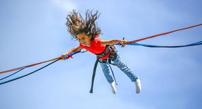 Ein 4er-Bungee-Trampolin lädt vier Wagemutige gleichzeitig dazu ein, bis zu acht Meter hochzuspringen.