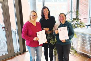 Bürgermeisterin Bettina Schäfer (Mitte) mit der neuen Dorfvorsteherin von Pönitz, Annkathrin Stille (links), und ihrer Stellvertreterin Stephanie Apel.