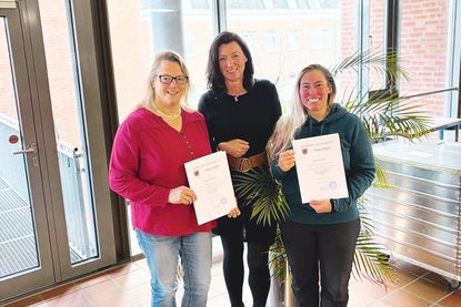 Bürgermeisterin Bettina Schäfer (Mitte) mit der neuen Dorfvorsteherin von Pönitz, Annkathrin Stille (links), und ihrer Stellvertreterin Stephanie Apel.