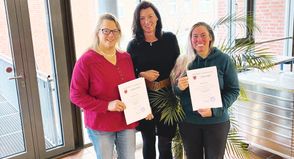 Bürgermeisterin Bettina Schäfer (Mitte) mit der neuen Dorfvorsteherin von Pönitz, Annkathrin Stille (links), und ihrer Stellvertreterin Stephanie Apel.