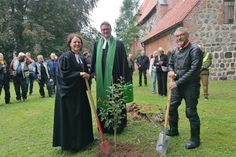 Christine Halisch, Matthias R. Hieber und Michael Meininghaus pflanzten vor der Ausfahrt einen Korbinian-Apfelbaum. (Foto: reporter Eutin/Malente, Astrid Jabs)