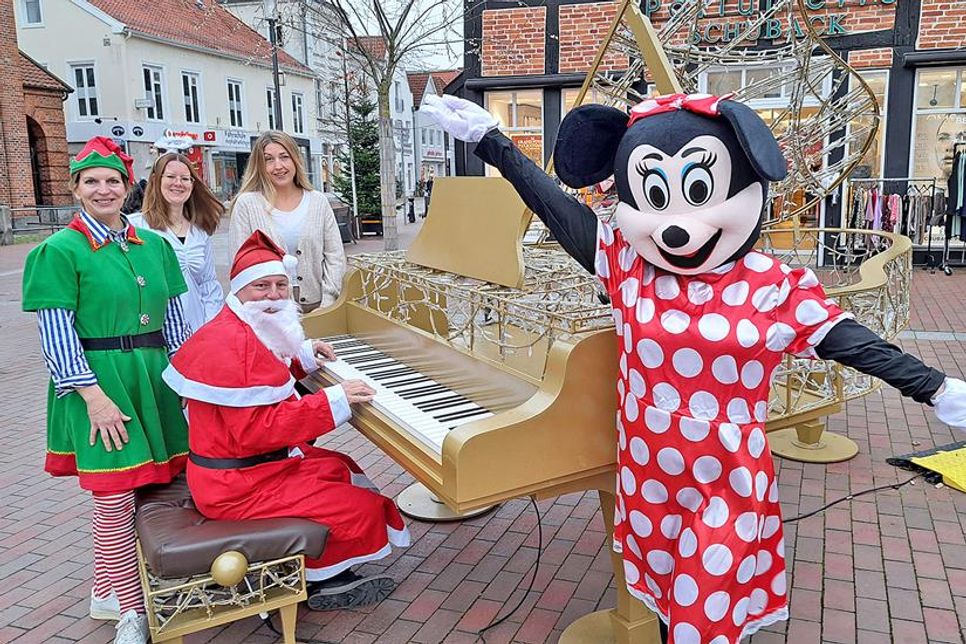 Das WVE-Organisationsteam um Julia Hoth, Claudia Schadwinkel, Vanessa Rauter (v.l.), Marcus Gutzeit und Minnie Maus freut sich auf eine zauberhafte Weihnachtsparade in der Lichterstadt Eutin.