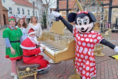 Das WVE-Organisationsteam um Julia Hoth, Claudia Schadwinkel, Vanessa Rauter (v.l.), Marcus Gutzeit und Minnie Maus freut sich auf eine zauberhafte Weihnachtsparade in der Lichterstadt Eutin.