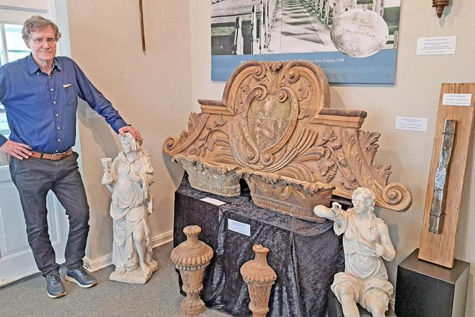 Zierelemente, die beim Umbau der Stadtkirche 1938 auf der Strecke blieben, präsentiert Axel Langfeldt im Obergeschoss.
