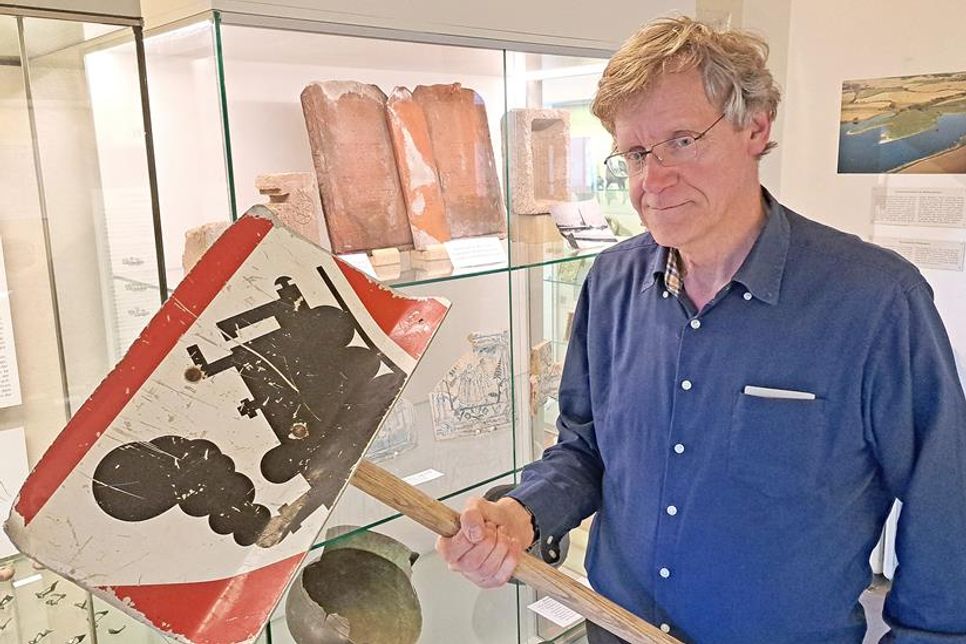 Aus einem Verkehrsschild der alten Ziegelei Sophienhof hat Axel Langfeldts Vater einen Schneeschieber gebaut.