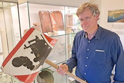 Aus einem Verkehrsschild der alten Ziegelei Sophienhof hat Axel Langfeldts Vater einen Schneeschieber gebaut.