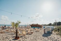 Es gibt eine begrenzte Anzahl an Liegestühlen, Strandkörben und Sitzkissen. Wer möchte, bringt seine eigene Decke mit und frühes Kommen sichert gute Plätze. (Foto: Sparkasse Holstein Sommerbühne)