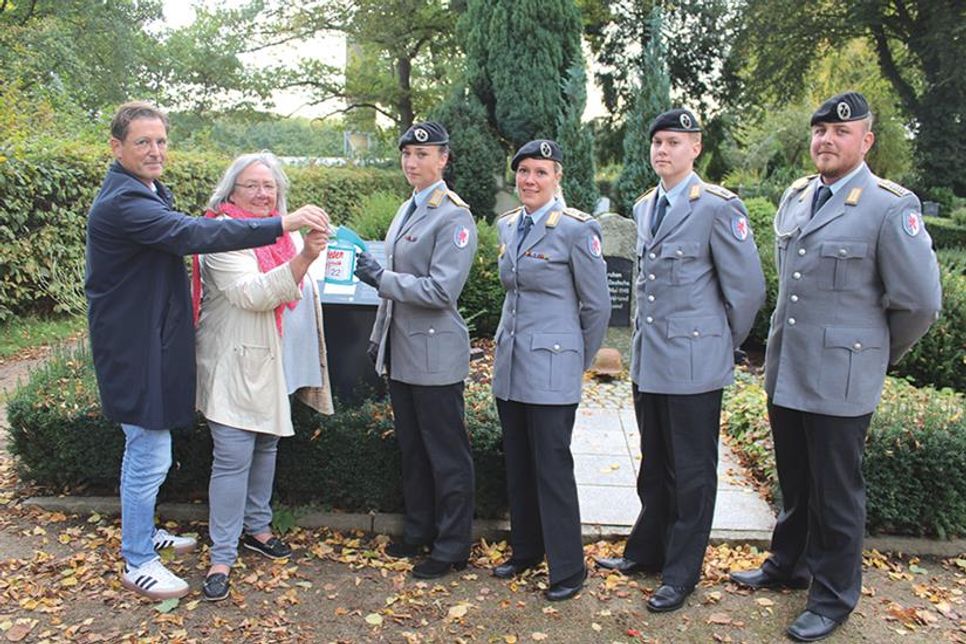 Ratekaus Bürgermeister Thomas Keller und Gaby Spiller (v.l.), als Vertreterin der Politik hießen Hauptmann Carina Rick, Hauptfeldwebel Marie-Christine Jack, den Hauptgefreiten Till Clausen und den Oberstabsgefreiter Marcel Lau in Ratekau willkommen und besichtigten das Ehrenmal auf dem Ratekauer Friedhof.