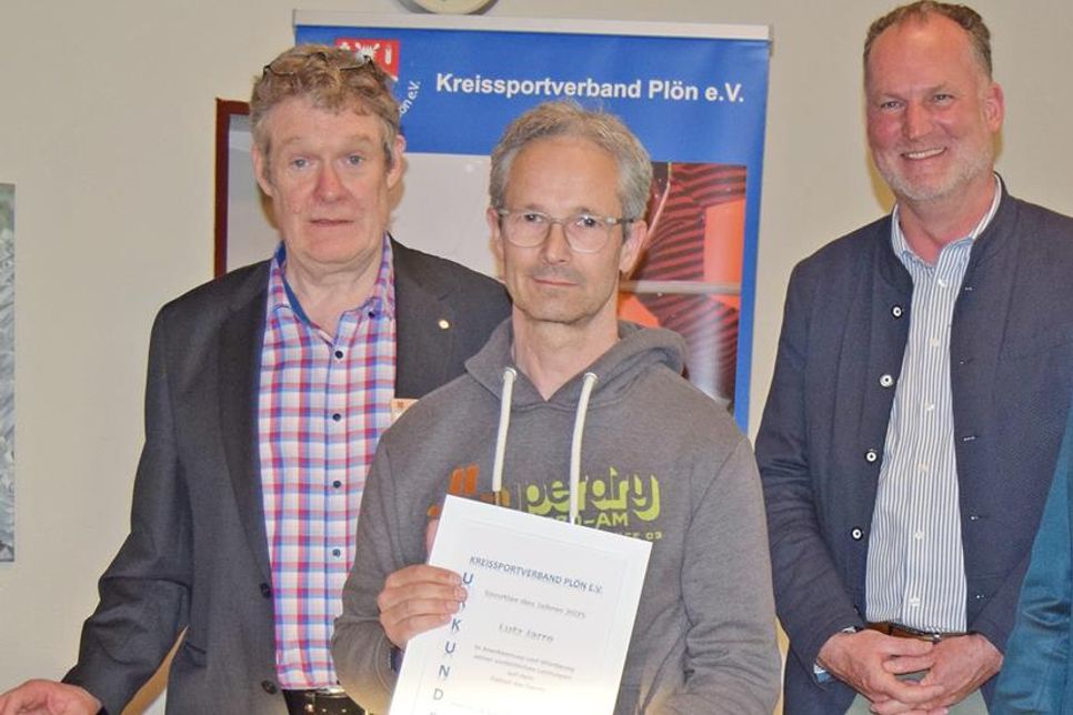KSV-Chef Frank Köpke (links) und Landrat Björn Demmin (rechts) zeichneten Lutz Jarre als „Sportler des Jahres 2025“ aus.