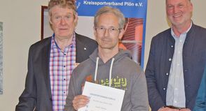 KSV-Chef Frank Köpke (links) und Landrat Björn Demmin (rechts) zeichneten Lutz Jarre als „Sportler des Jahres 2025“ aus.