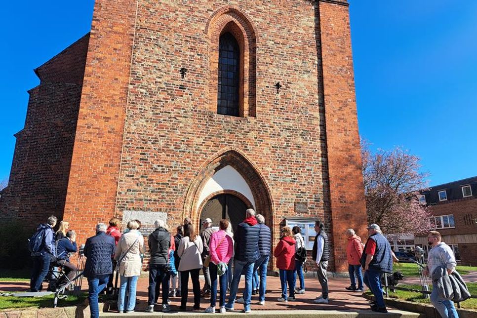 Bei der Stadttour erfahren die neuen Neustädterinnen und Neustädter allerlei Wissenswertes.