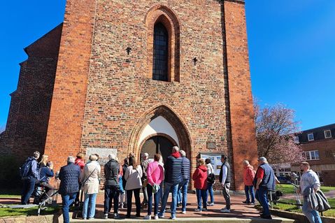 Bei der Stadttour erfahren die neuen Neustädterinnen und Neustädter allerlei Wissenswertes.