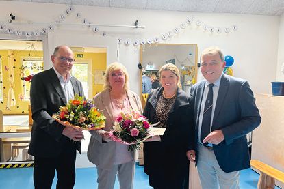 DKSB OH-Geschäftsführer Martin Liegmann (li.), Bürgermeisterin Julia Samtleben (2.v.re.) und Stockelsdorfs Bürgervorsteher und Gründungsvater des „Hauses der Gartenzwerge“ Manfred Beckmann verabschiedeten Angelika Bötel in den Ruhestand.