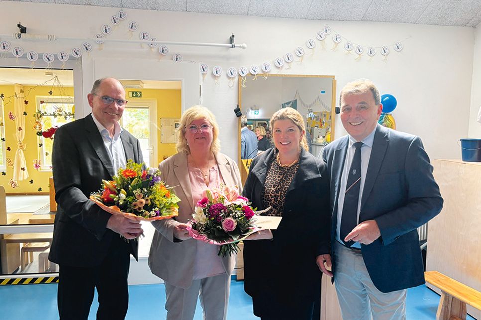 DKSB OH-Geschäftsführer Martin Liegmann (li.), Bürgermeisterin Julia Samtleben (2.v.re.) und Stockelsdorfs Bürgervorsteher und Gründungsvater des „Hauses der Gartenzwerge“ Manfred Beckmann verabschiedeten Angelika Bötel in den Ruhestand.