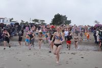 Mit Anlauf ins neue Jahr: 157 Mutige rennen in Dahme Richtung Ostsee, angefeuert von hunderten Zuschauern.