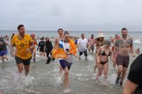 Das eisige Bad dauerte in Dahme für viele nur einige Sekunden.