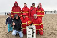 Drei Grad Luft, vier Grad Wasser, gemessen um Punkt 12 Uhr in Dahme: Tourismusleiter Thorsten Dücker mit der  DLRG Dahme und ihren Kollegen der Wasserrettungsstation, die auch in diesem Jahr wieder für Sicherheit sorgten.