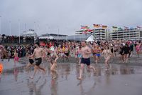 Viele stürzten sich in Grömitz mit kräftigem Anlauf in die Ostsee.
