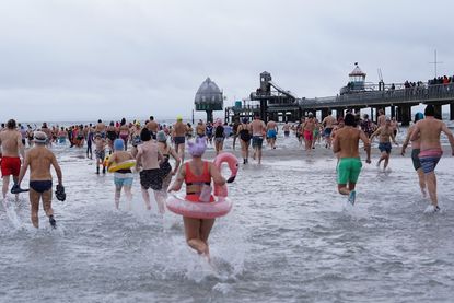 Mit bunten Kostümen und Accessoires sorgten die Badegäste für viele Farbkleckse in der Ostsee neben der Grömitzer Seebrücke.