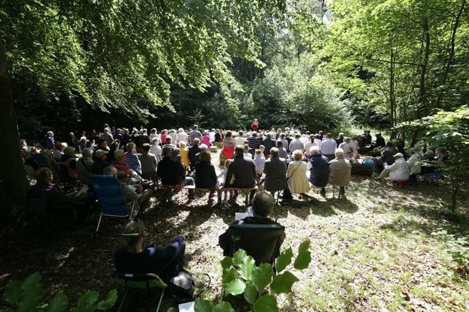 Am Pfingstsonntag wird der Gottesdienst in dem Waldstück Glinde gefeiert.