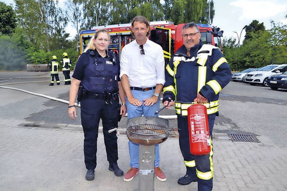 Timmendorfer Strands Bürgermeister Robert Wagner (Mitte) weist gemeinsam mt Gemeindewehrführer Thomas Scharbau und Polizeihauptkommissarin Maren Büttner, stv. Dienststellenleiterin in Timmendorfer Strand, auf das Verbot von offenem Feuer in öffentlichen Parkanlagen und am Strand hin. (Foto: René Kleinschmidt)