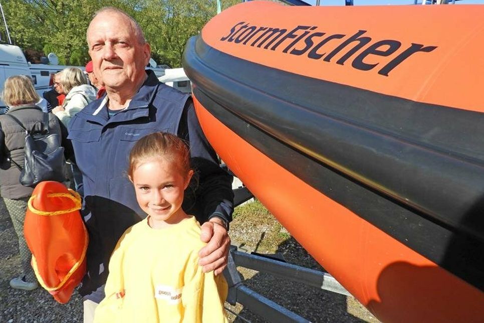 Die Hauptpersonen: Lene Rehse taufte die “StormFischer” auf den Namen von DLRG-Urgestein Dieter Fischer.