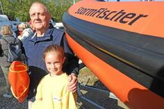 Die Hauptpersonen: Lene Rehse taufte die “StormFischer” auf den Namen von DLRG-Urgestein Dieter Fischer.