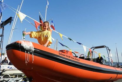 Von Aufregung keine Spur: Ganz cool taufte Lene Rehse das neue Rettungsboot der DLRG Plön auf den Namen „StormFischer“